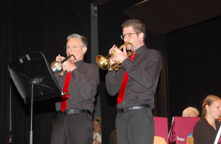 Einen  wahren Hörgenuss boten die Solisten Paul Muff und Raphael Koch dem Publikum auf den Cornets. Foto Willi Rölli