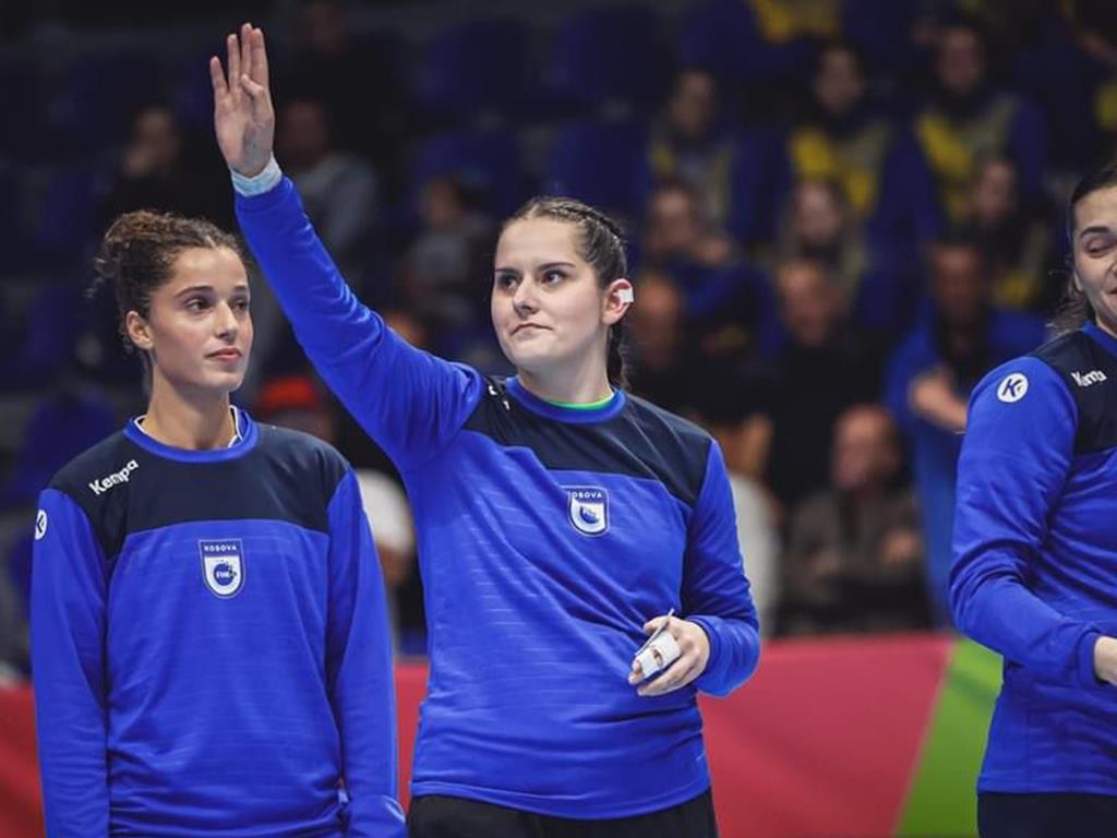 Die Ruswilerin Venera Kafexholli (Mitte) gehört seit 2 Jahren der A-Nationalmannschaft von Kosovo an. Foto zVg