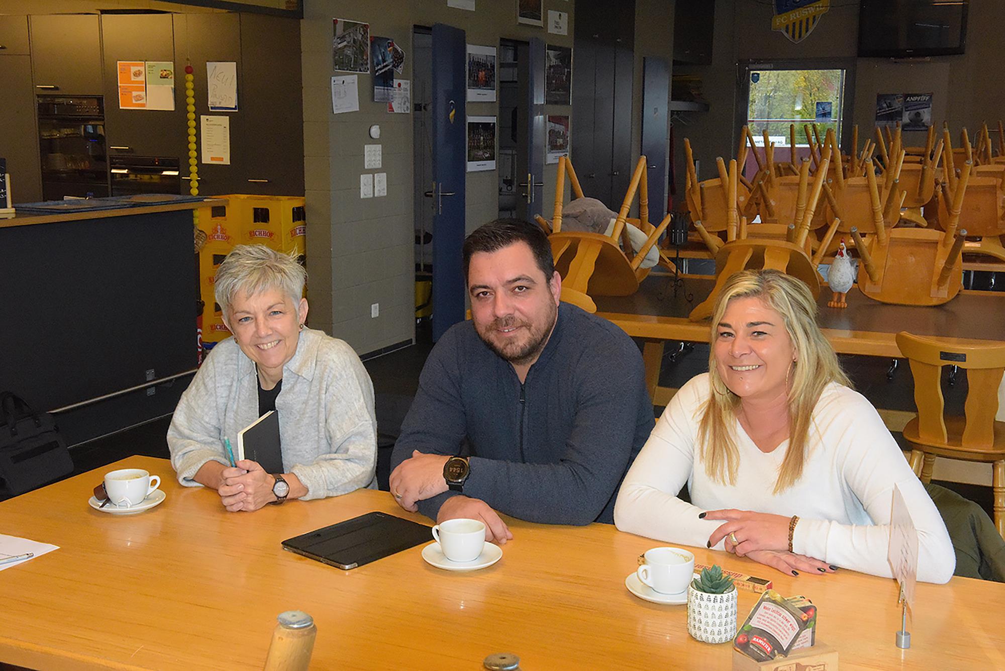 Freuen sich auf die Zeit im Schützeberg: (von links) Heidi Emmenegger, Wirtin / Geschäftsleiterin, Ronny und Marion Beck, Inhaberpaar Café Chrämerhus. Foto Michael Wyss