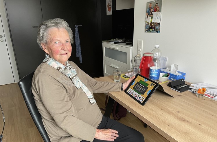 Annelies Suppiger (84) jasst gerne - auf dem Tablet gegen den Computer oder am Tisch mit den Mitbewohnenden. Foto Stefan Schmid
