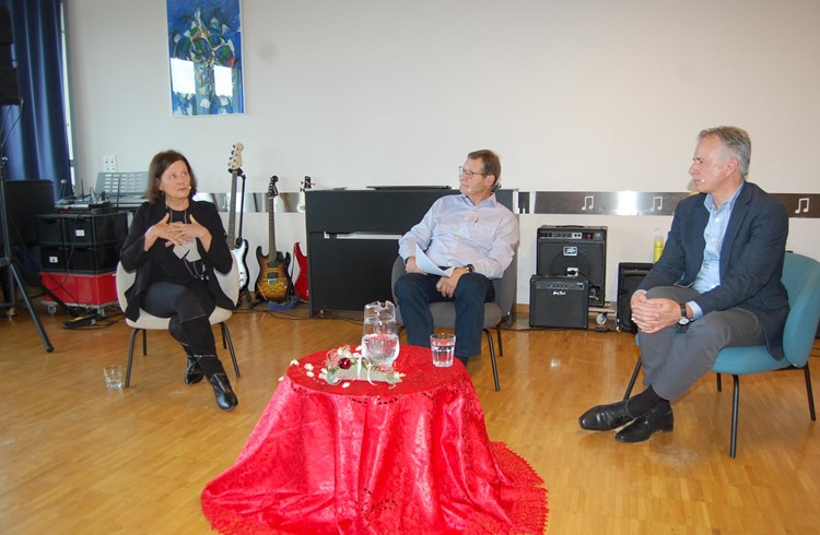 Am spannenden Sonntagstalk in Grosswangen (von links): Ruth Schwegler, der Moderator Peter Blum und Arno Wicki. Foto Willi Rölli
