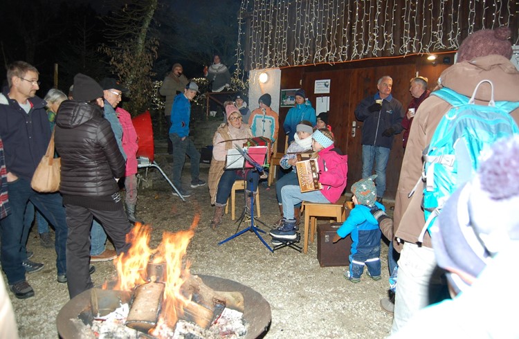 Wärmendes Feuer, der Geruch nach Glühwein und Punsch und adventliche Musik: Das Ambiente am Weihnachtsmarkt im Weidli war einzigartig. 
Foto Willi Rölli