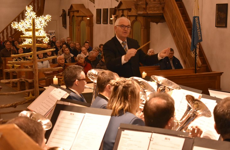 Kobi Banz dirigiert sein Korps. Foto Ferdinand Brühlmann Kobi Banz dirigiert sein Korps. Foto Ferdinand Brühlmann