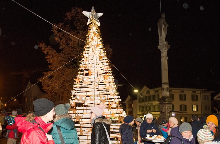 HolzWeihnachtsbaum illuminiert Anzeiger vom Rottal HolzWeihnachtsbaum illuminiert Anzeiger vom Rottal