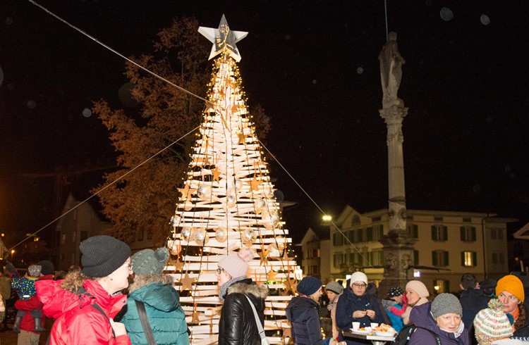 Der Holz-Weihnachtsbaum auf dem Ruswiler Dorfplatz. Foto Erwin Ottiger