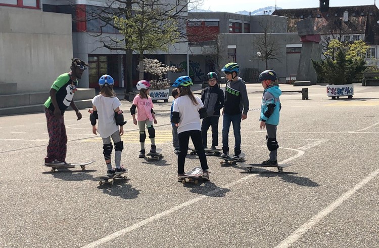 Die Jugendlichen vergnügten sich beim Skateboard fahren. Foto zVg