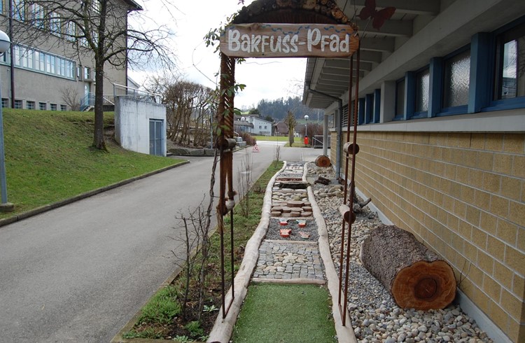 Der "Barfussweg" bei der Kalofenhalle Grosswangen ist bei der Bevölkerung beliebt. Foto Willi Rölli