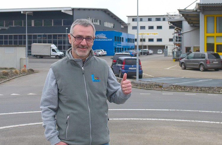 Rudolf Leibundgut freut sich auf die Gewerbeausstellung, die im Gebiet Mooshof (Hintergrund) und Rothmatte stattfindet. Foto Michael Wyss