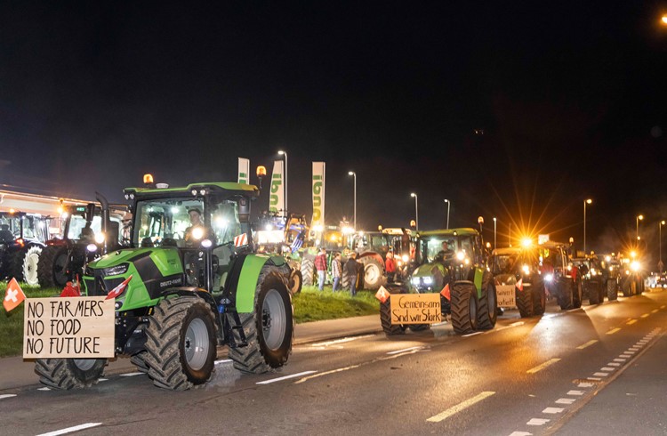 Mit rund 140 Traktoren und anderen landwirtschaftlichen Fahrzeugen versammelten sich die Landwirte zu einer Kundgebung in Wolhusen Markt. Foto Ramona Meyer-Stöckli