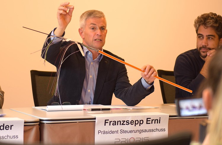 Der Ruswiler Franzsepp Erni zeigt anlässlich der Medienkonferenz ein Glasfaserkabel, welches schnelles Internet ermöglicht. Foto Michael Wyss
