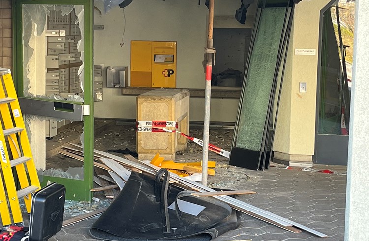 Die Postelle Ruswil und die Postfachanlagen wurden bei der Explosion stark beschädigt. Foto Michael Wyss