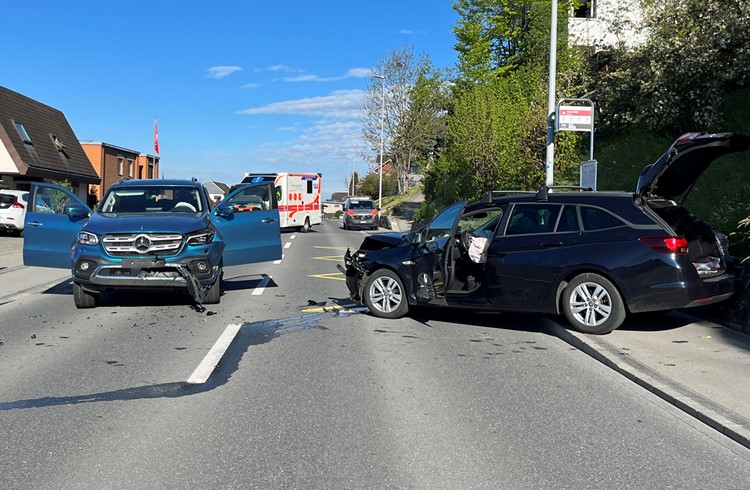 Beide beteiligten Autos erlitten Totalschaden. Foto Luzerner Polizei