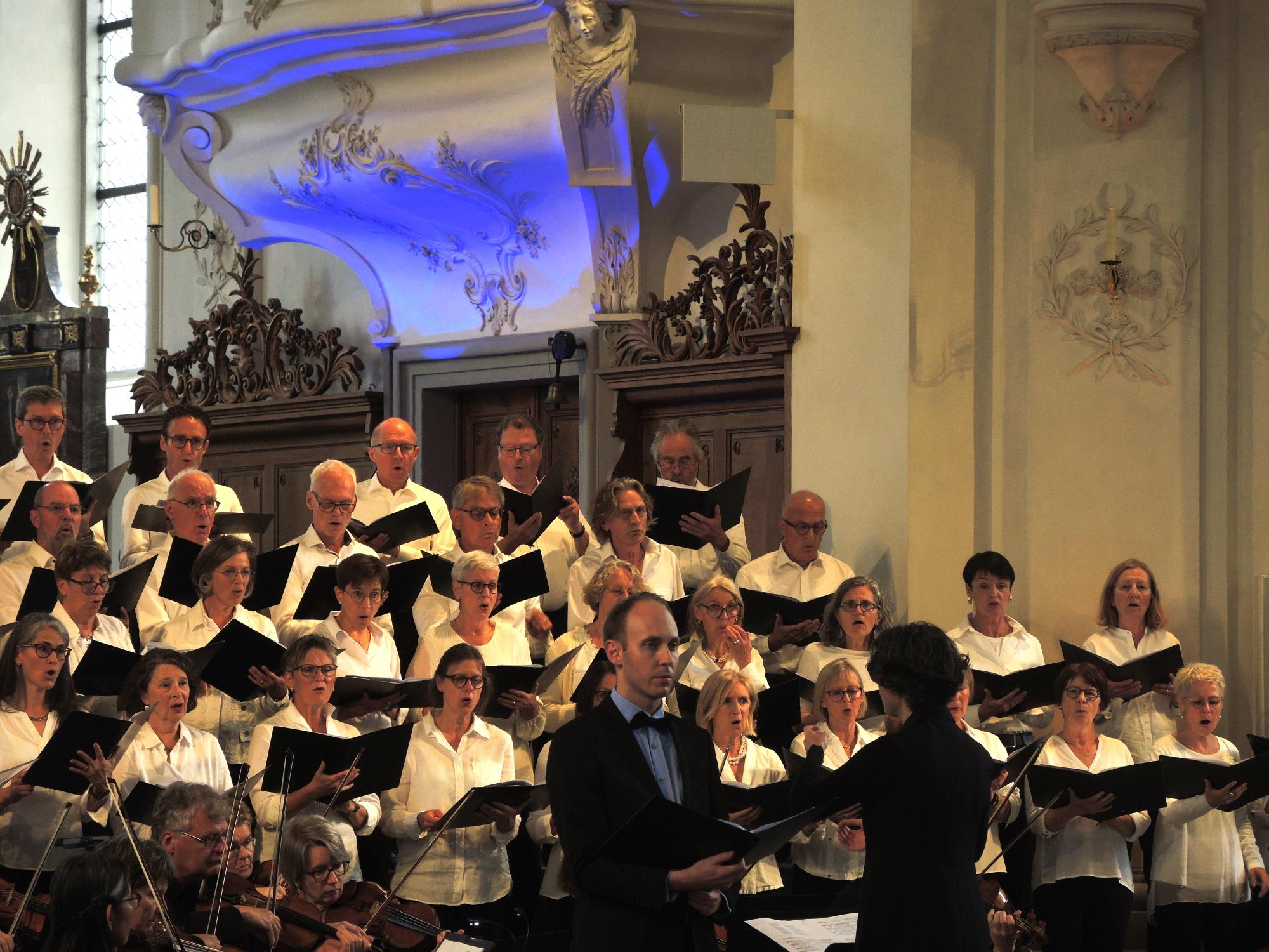 Der Konzertchor Klangwerk singt die Kantate «Dreamweaver». Im Hintergrund die Lichtinstallation mit blauem Nordlicht. Foto Josef Stirnimann-Maurer