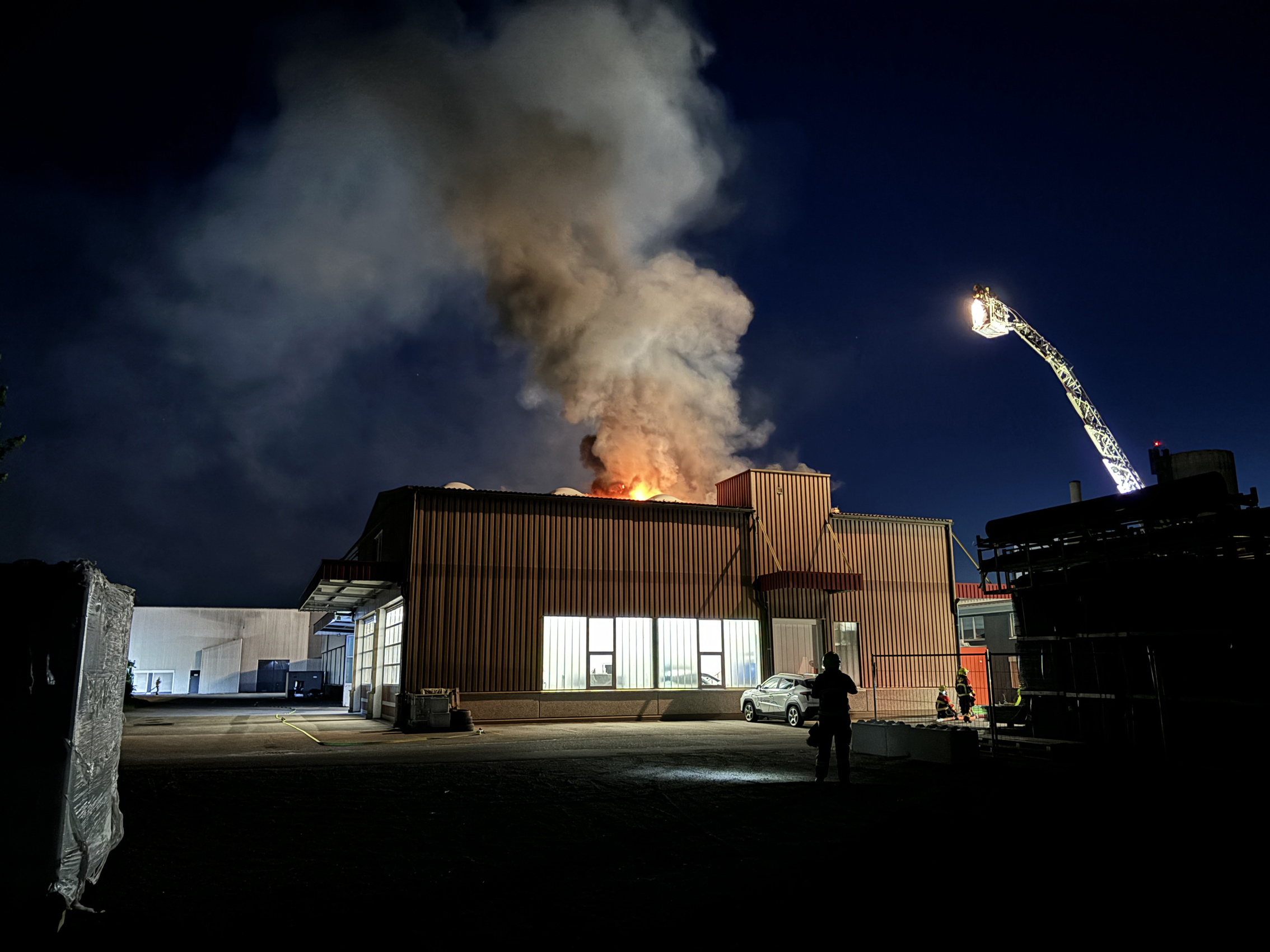 In Buttisholz brannte es in einem Gewerbegebäude. Foto Luzerner Polizei