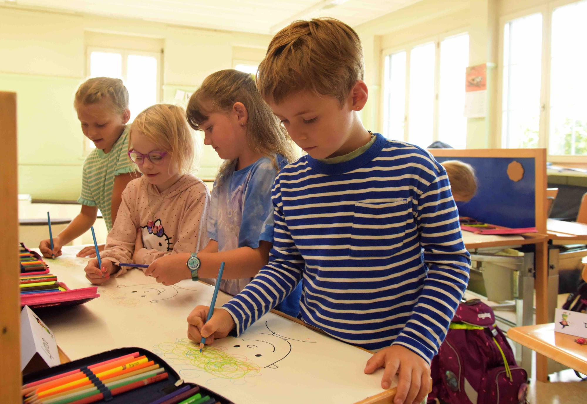 Die vier Erstklässler an ihrem ersten Schultag in Ziswil: (von links) Sarina, Annina, Selina und Flynn. Foto Michael Wyss