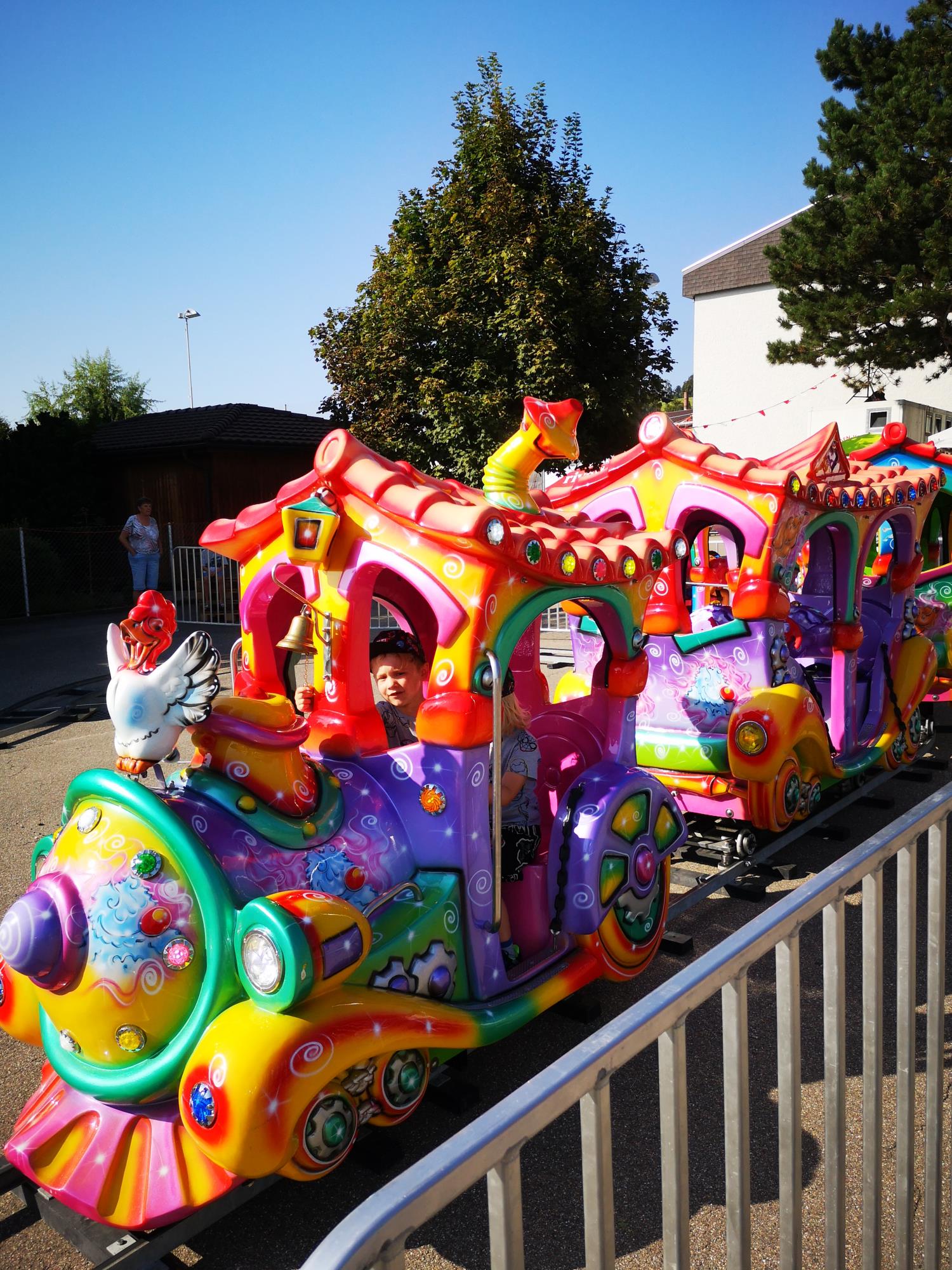 Macht Spass: Eine Runde auf der Kindereisenbahn. Foto Benno Stöckli