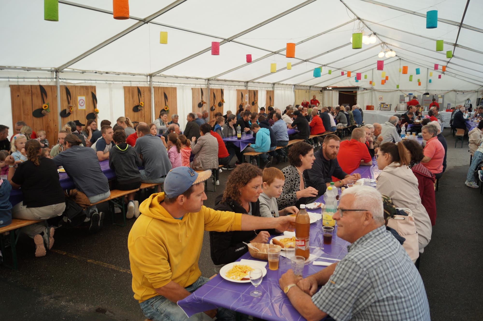 Heitere Stimmung im Festzelt. Foto Benno Stöckli
