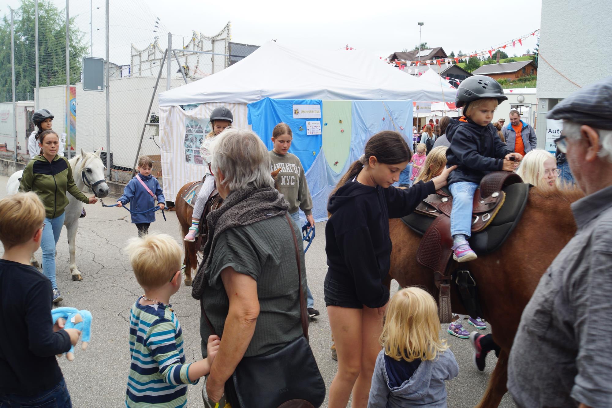 Ponyreiten. Foto Benno Stöckli