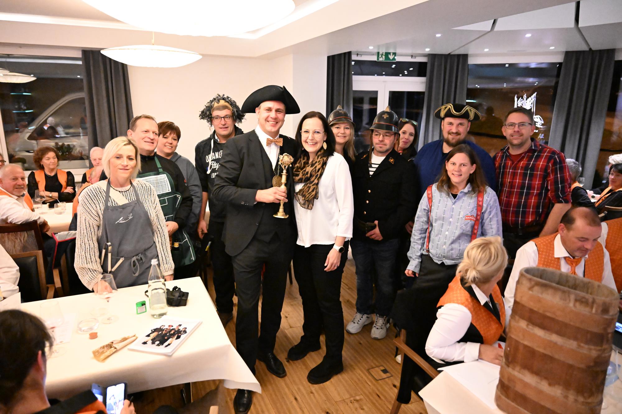 Das Zunftmeisterpaar Thomas und Eveline Schurtenberger-Egli zusammen mit dem Gefolge. Foto Roland Meyer
