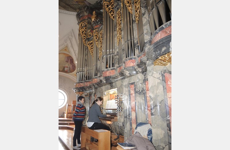 Priska Zettel-Arnet am Spieltisch der 25-jährigen Ruswiler Orgel, links: Registrier-Assistenz Kimiko Röösli. Foto Josef Stirnimann-Maurer