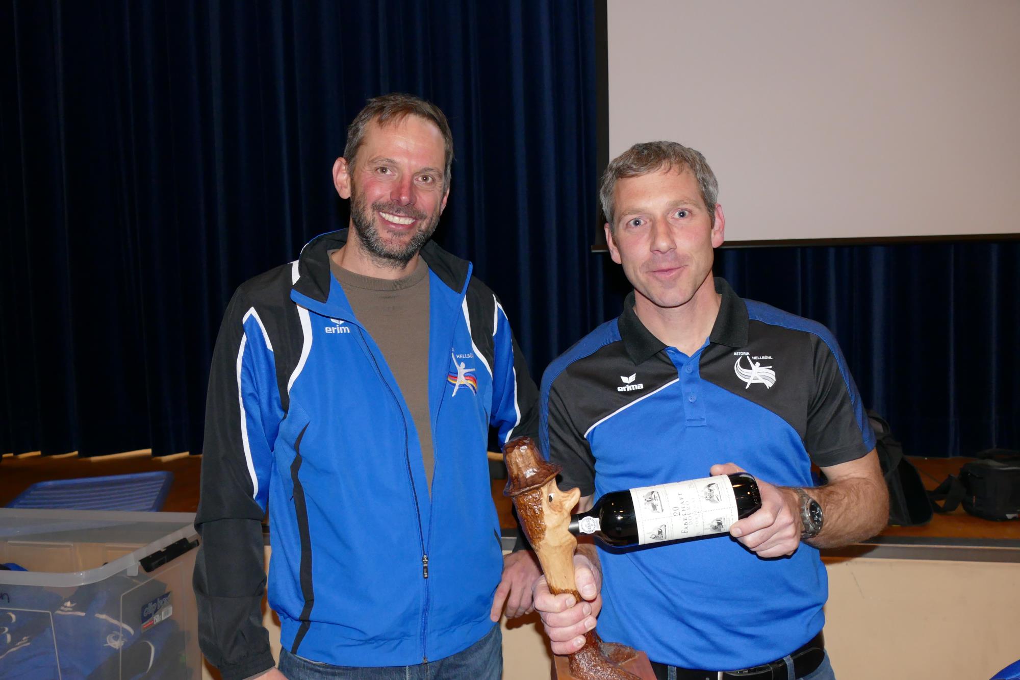 David Sidler (links) übergibt Präsident Pascal Kiser den Wanderpreis für besondere Verdienste. Foto Sven Kiser