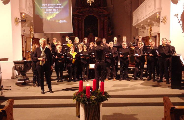 Der Chor Canto Insieme bei seinem Auftritt in der Pfarrkirche Menznau. Foto zVg
