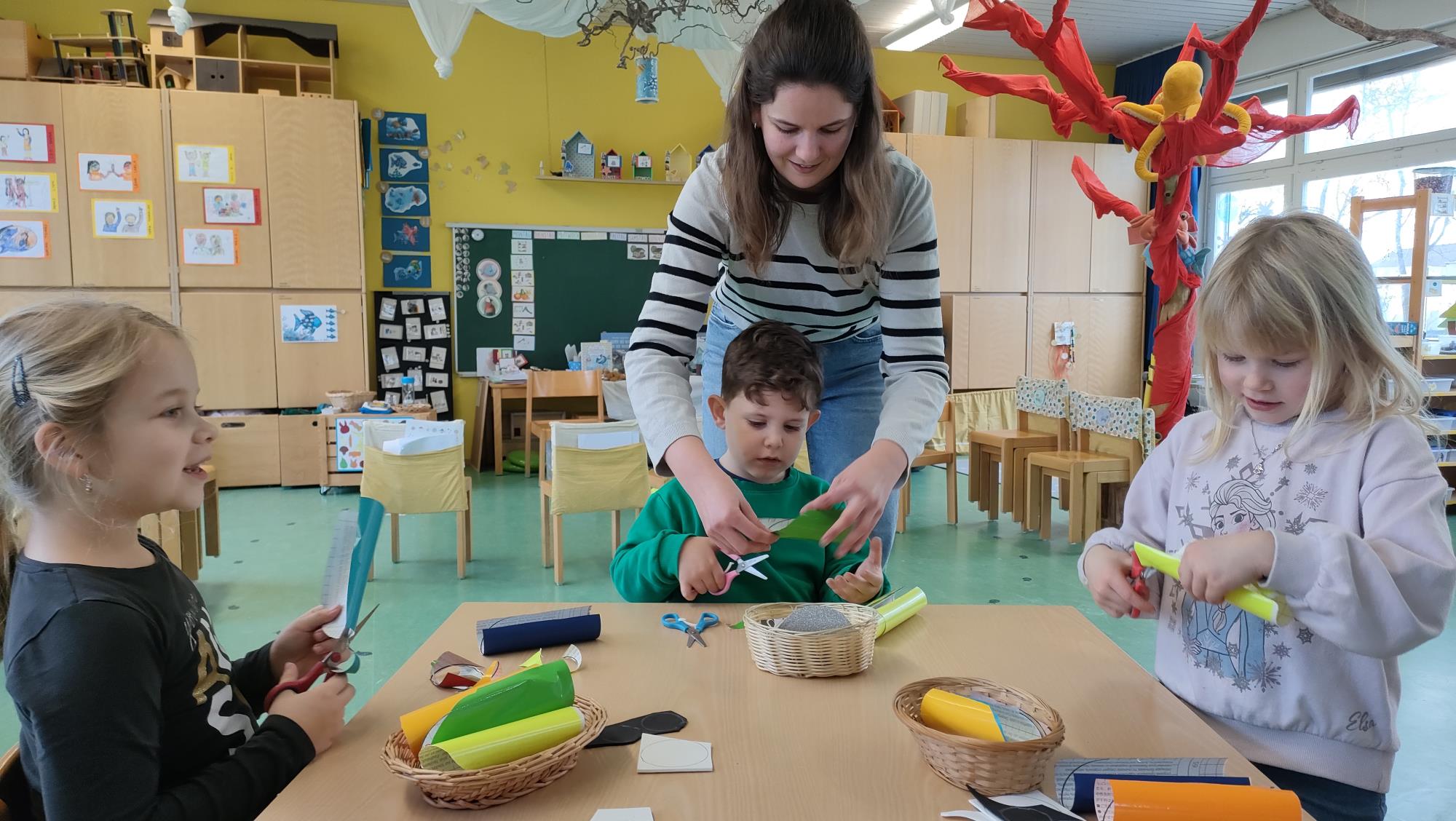 Basteln gibt gute Laune: (von links) Lea, Tomás, Gina Bugnon und Carla. Foto Martina Müller