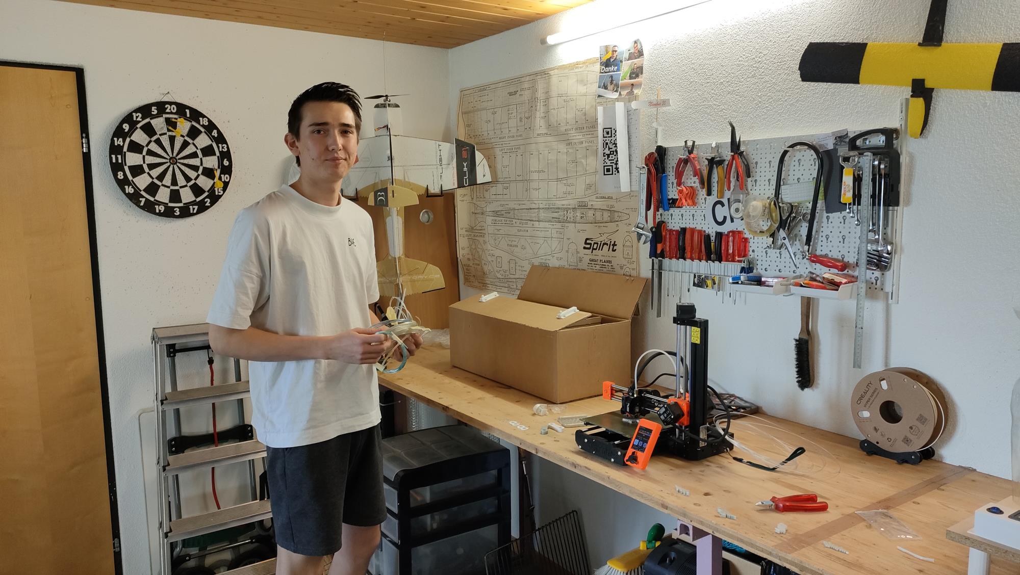 Robin Aregger verarbeitet mit einer Apparatur PET-Flaschen zu Kunststoff-Fäden, die für 3D-Drucker genutzt werden können. Foto Martina Müller