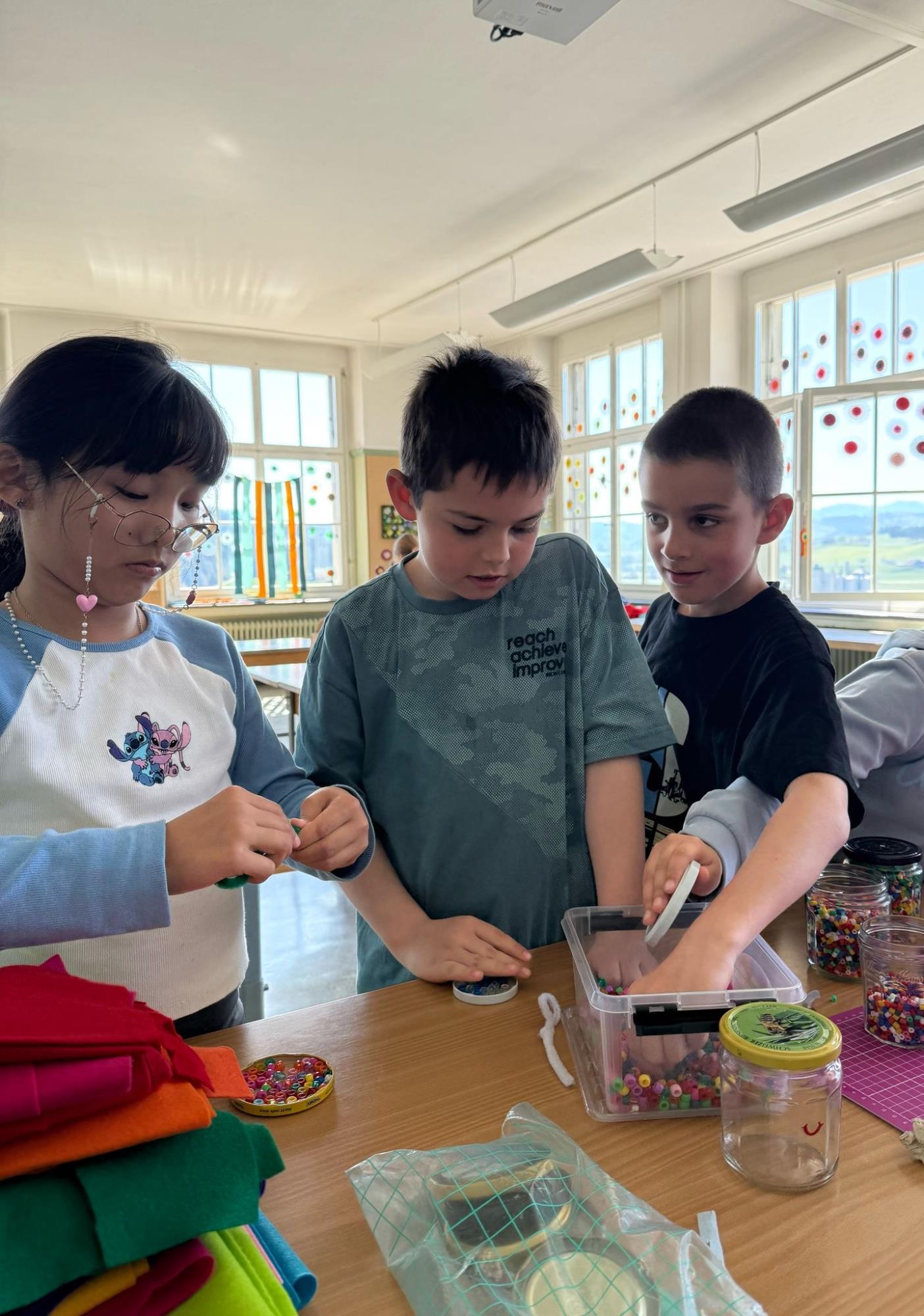 Das Souvenir-Team bereitet im Hintergrund die Andenken für den Zirkus vor. Foto zVg