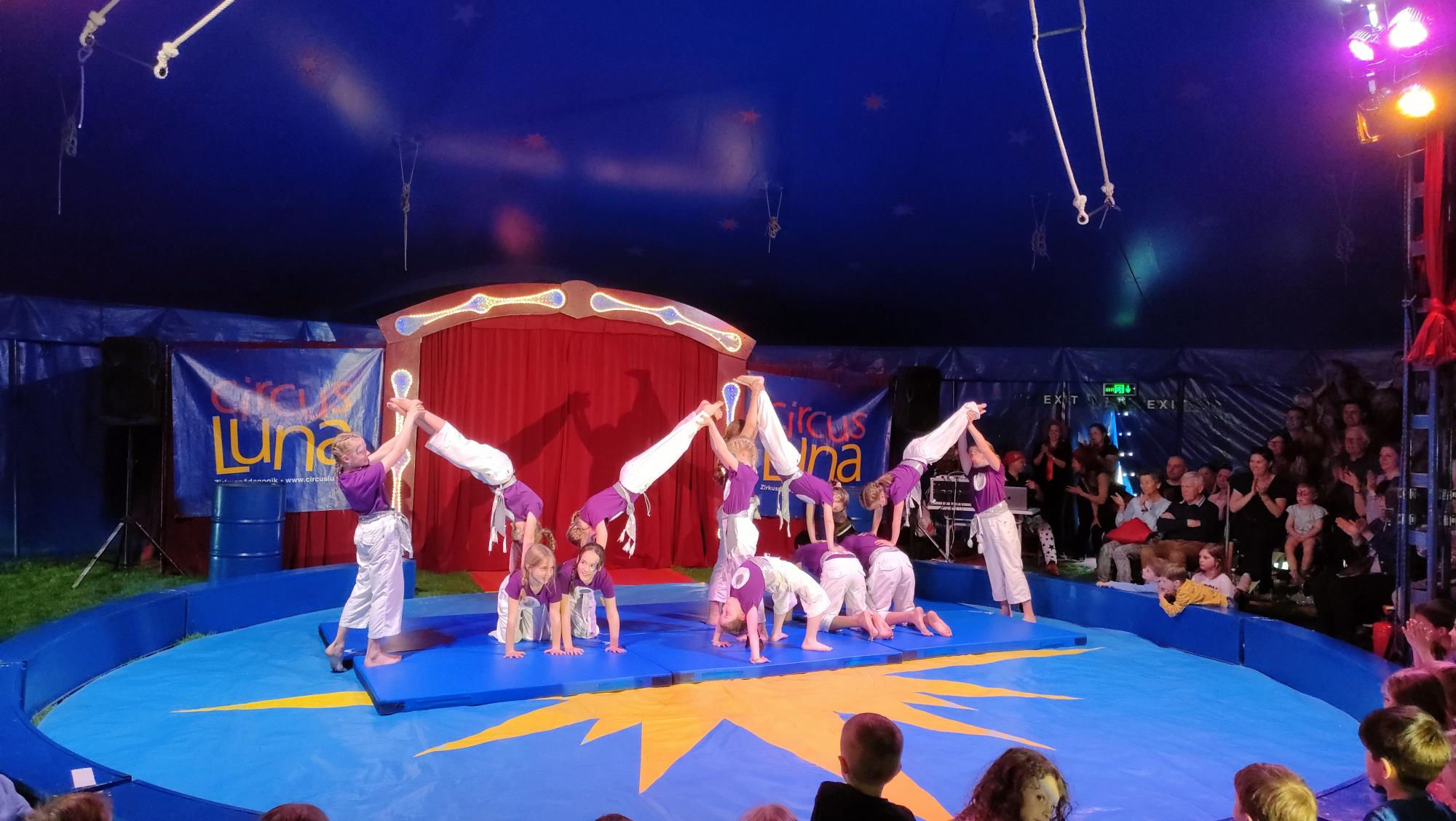 Sie turnten, als wären sie im Zirkus geboren worden. Foto Martina Müller