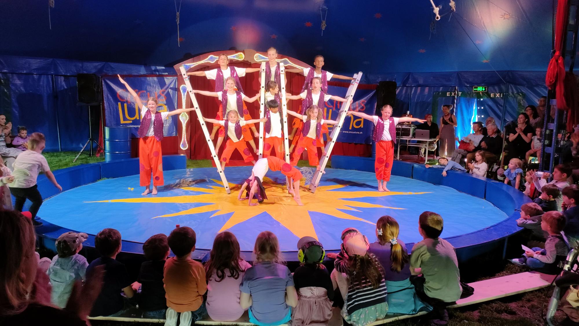 Wer hätte gedacht, dass man mit Leitern Künststücke machen kann? Foto Martina Müller