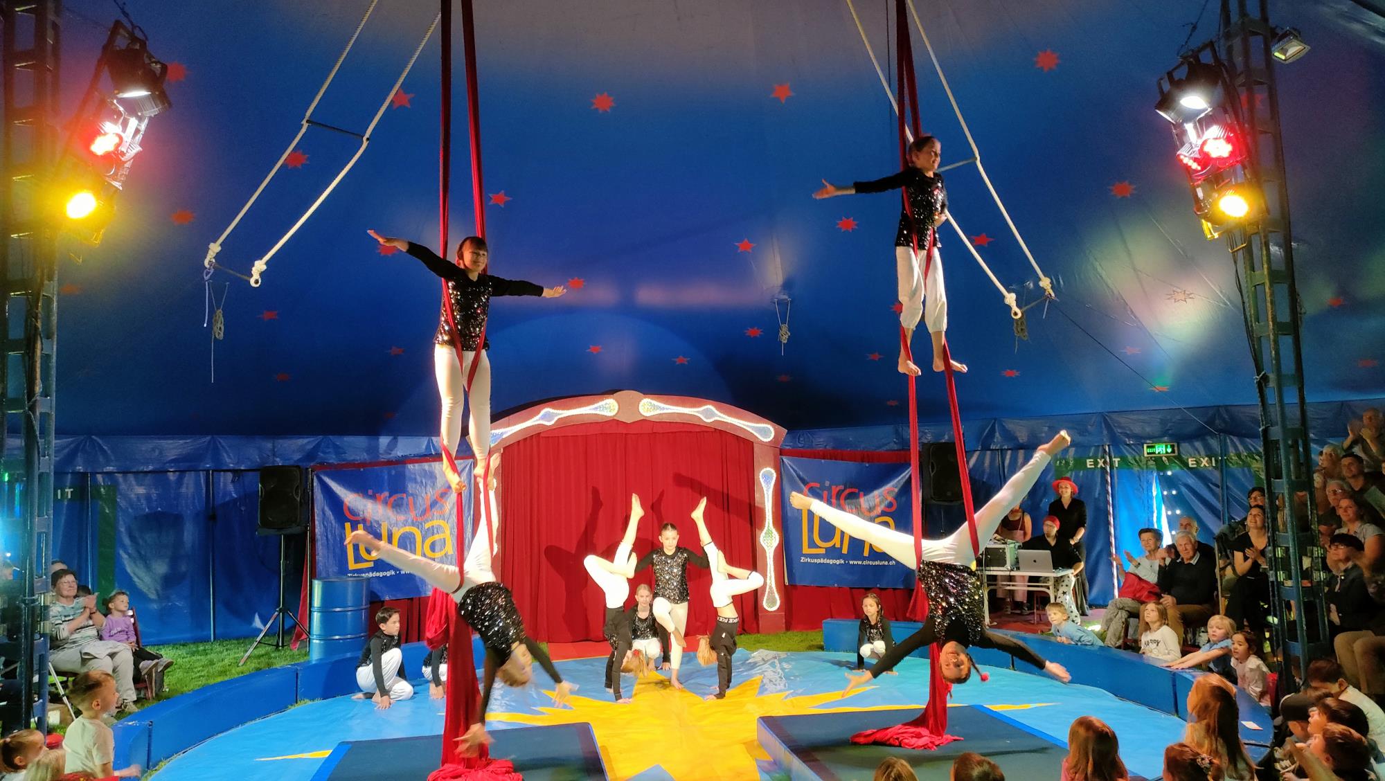 Die Künstlerinnen und Künstler zeigen mit den Vertikaltüchern eine eindrückliche Show. Foto Martina Müller