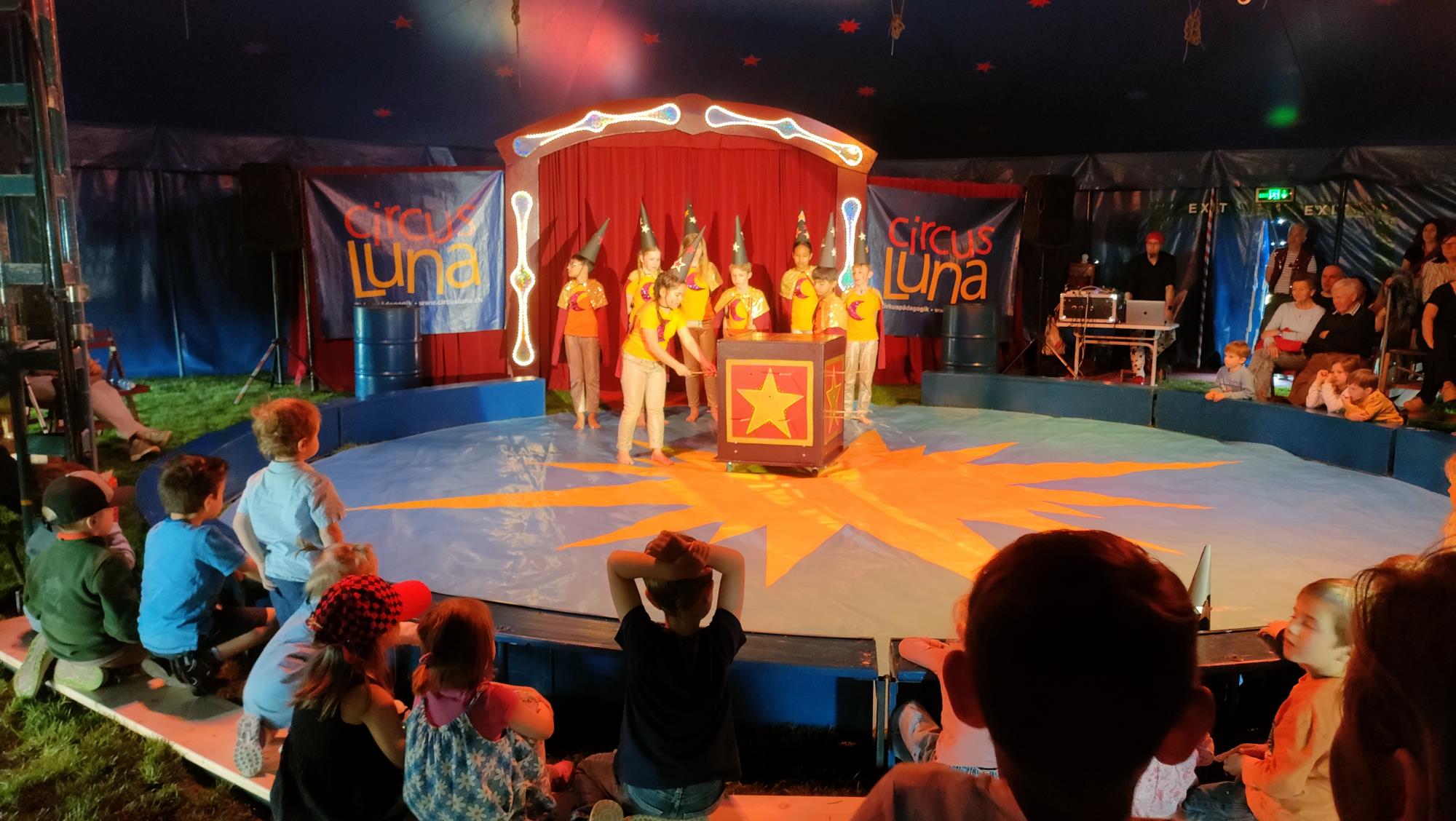 Da verschwindet eine Artistenkollegin in einer Kiste, die komplett durchlöchert wird. Und anschliessend steigen drei Artistinnen aus der Kiste. Zauberei? Foto Martina Müller