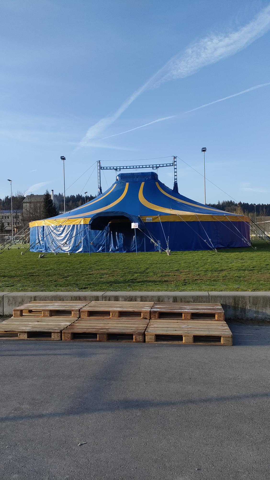 Eine Woche Zirkuszelt statt Schulzimmer. Foto Martina Müller