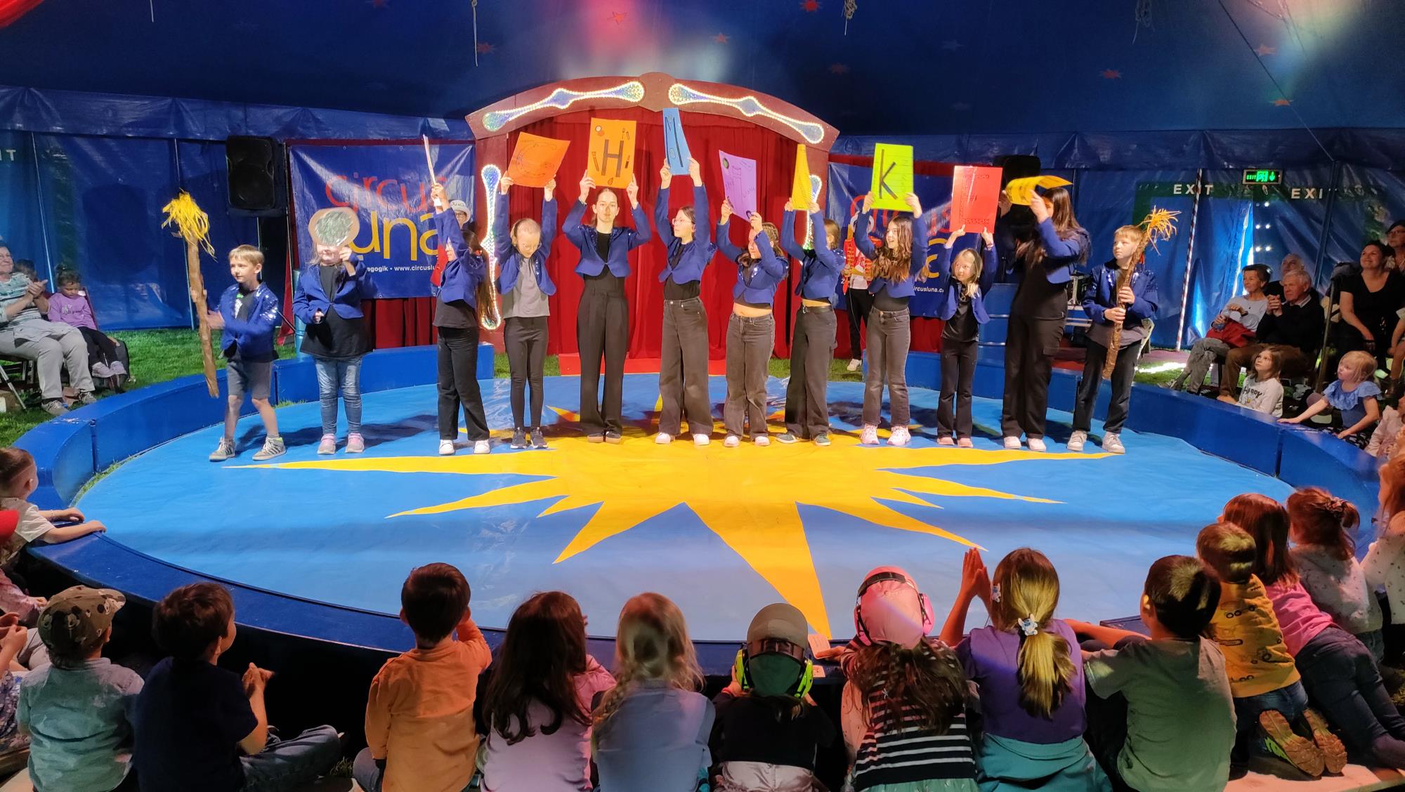 Auch hinter den Kulissen wurde hart gearbeitet. Hier durfte sich das Schminkteam vom Publikum feiern lassen. Foto Martina Müller