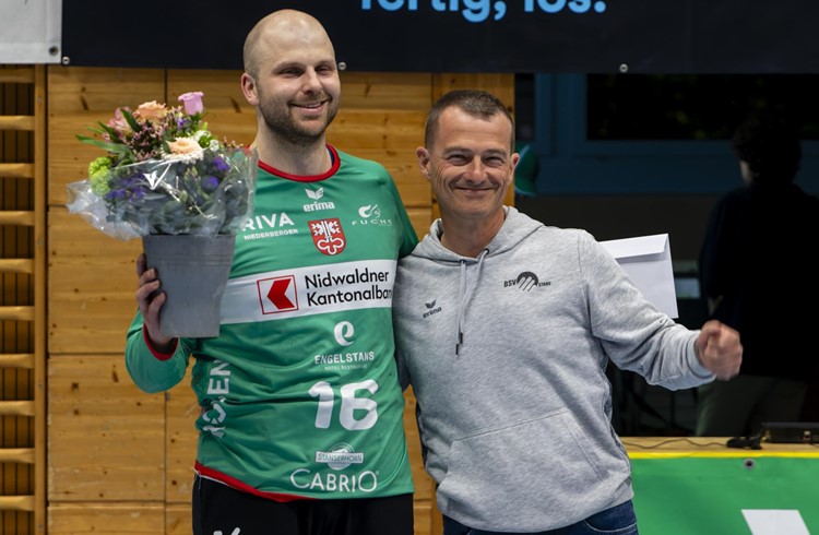 Nach fünf Jahren beim BSV Stans wird Noah Ineichen vom Vereinspräsident Philipp Bühlmann herzlich verabschiedet. Foto Bruno Schmidli Nach fünf Jahren beim BSV Stans wird Noah Ineichen vom Vereinspräsident Philipp Bühlmann herzlich verabschiedet. Foto Bruno Schmidli