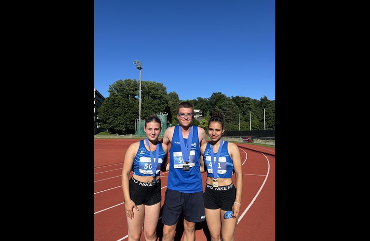 Luca-Silvano Reinert flankiert von Anina Kistler und Alice Arnold (rechts). Zusammen holten sie an den Innerschweizer Einkampfmeisterschaften 7 Medaillen für den TV Grosswangen. Foto zVg