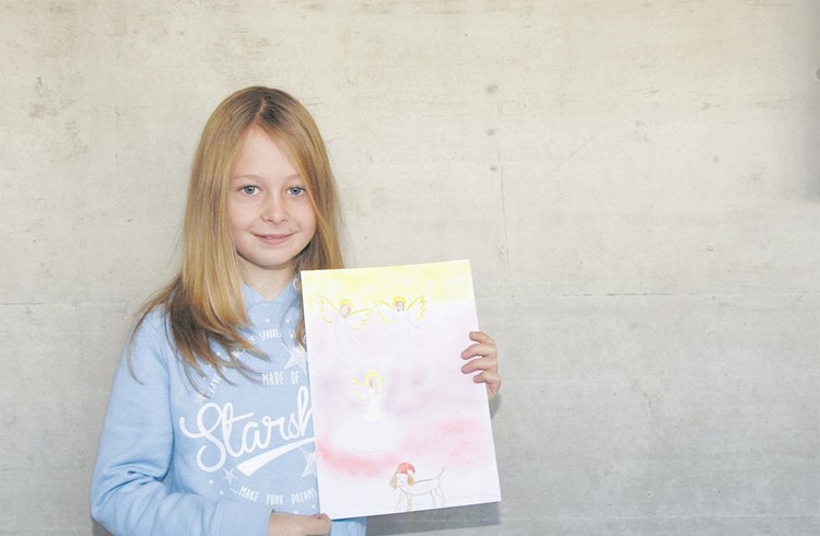 Die Drittklässlerin Nela Meier zeigt das Weihnachtsbild, mit dem sie den Zeichnungswettbewerb und den Platz auf der Titelseite gewonnen hat. Foto Céline Erni