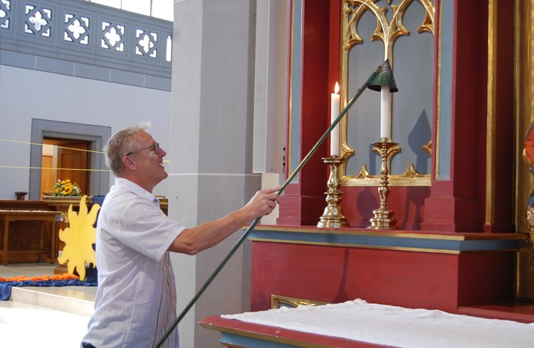 Kurt Stocker löscht die Kerze zum letzten Mal. 
Foto Willi Rölli Kurt Stocker löscht die Kerze zum letzten Mal. 
Foto Willi Rölli