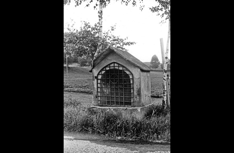 Gemäss Überlieferung hatten zum Tode Verurteilte hier die letzte Gelegenheit zur Beichte: Das abgetragene und durch einen Neubau ersetzte «Armsünderchäppeli» an der Strasse von Buholz nach Geiss. Aufnahme um 1985. Foto Kurt Lussi