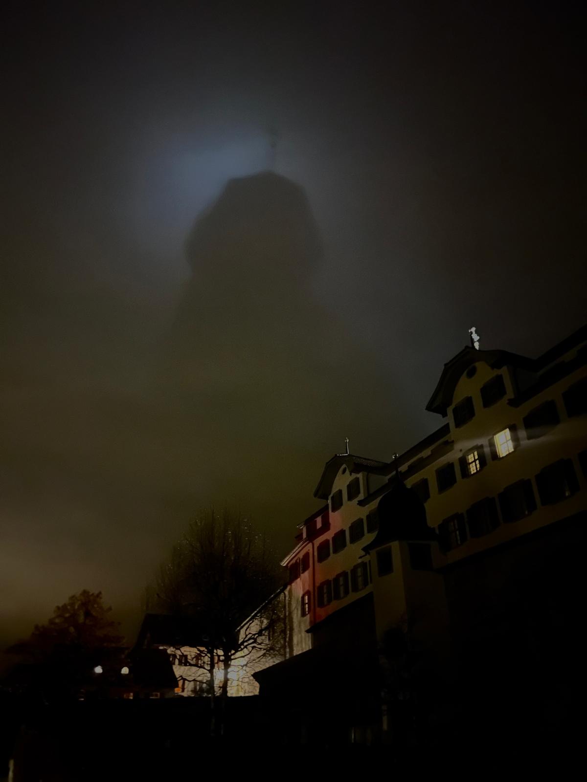 Schatten vom Kirchturm des Klosters Werthenstein.  | Nina Koch 