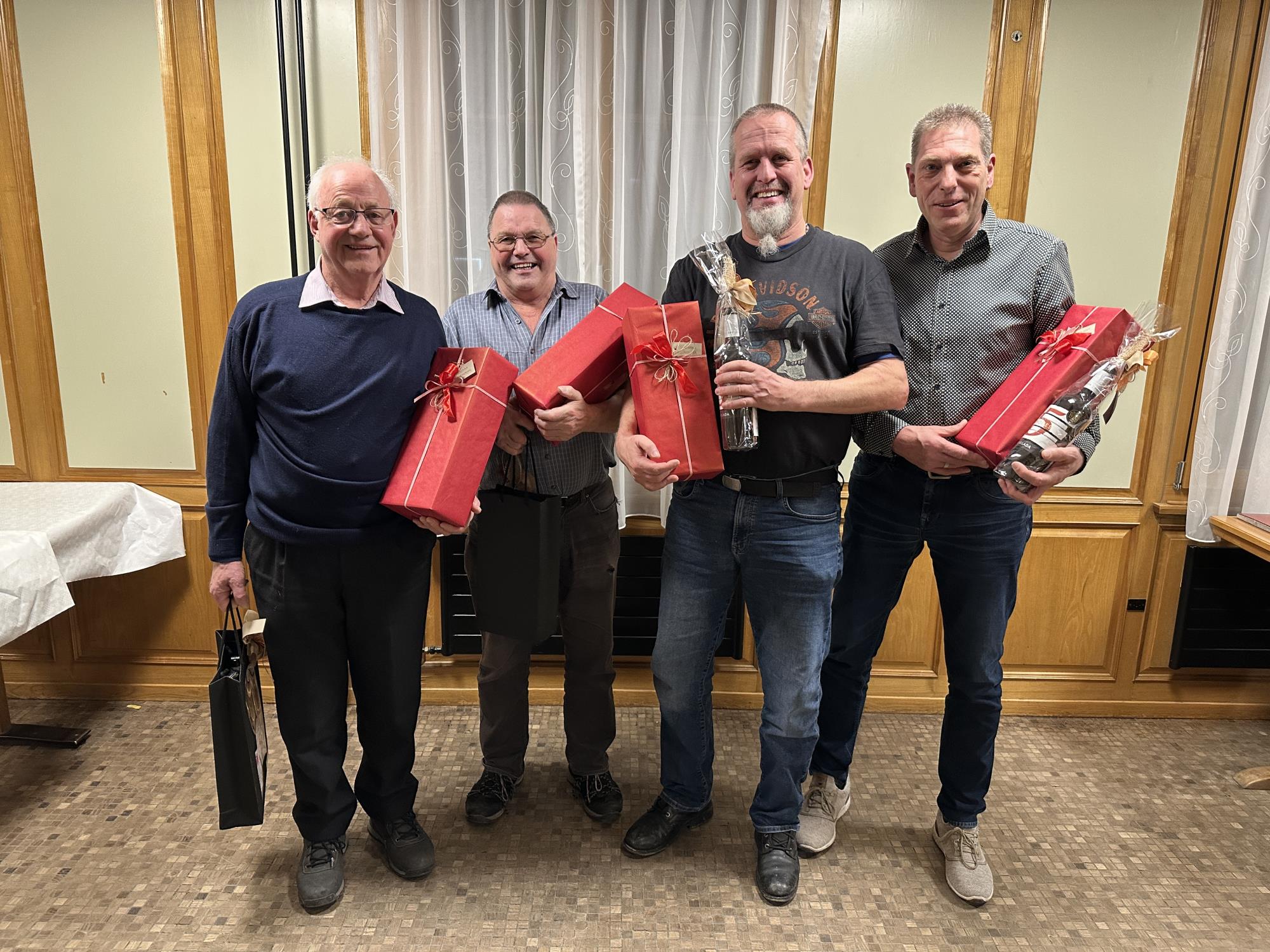 Die Jubilare des neuen MännerSport: (von links) Kaspar Kurmann, 50 Jahre und neues Ehrenmitglied; Paul Bucher, 40 Jahre; Stefan Müller, 20 Jahre und Vincent Ambühl, 20 Jahre. Foto zVg