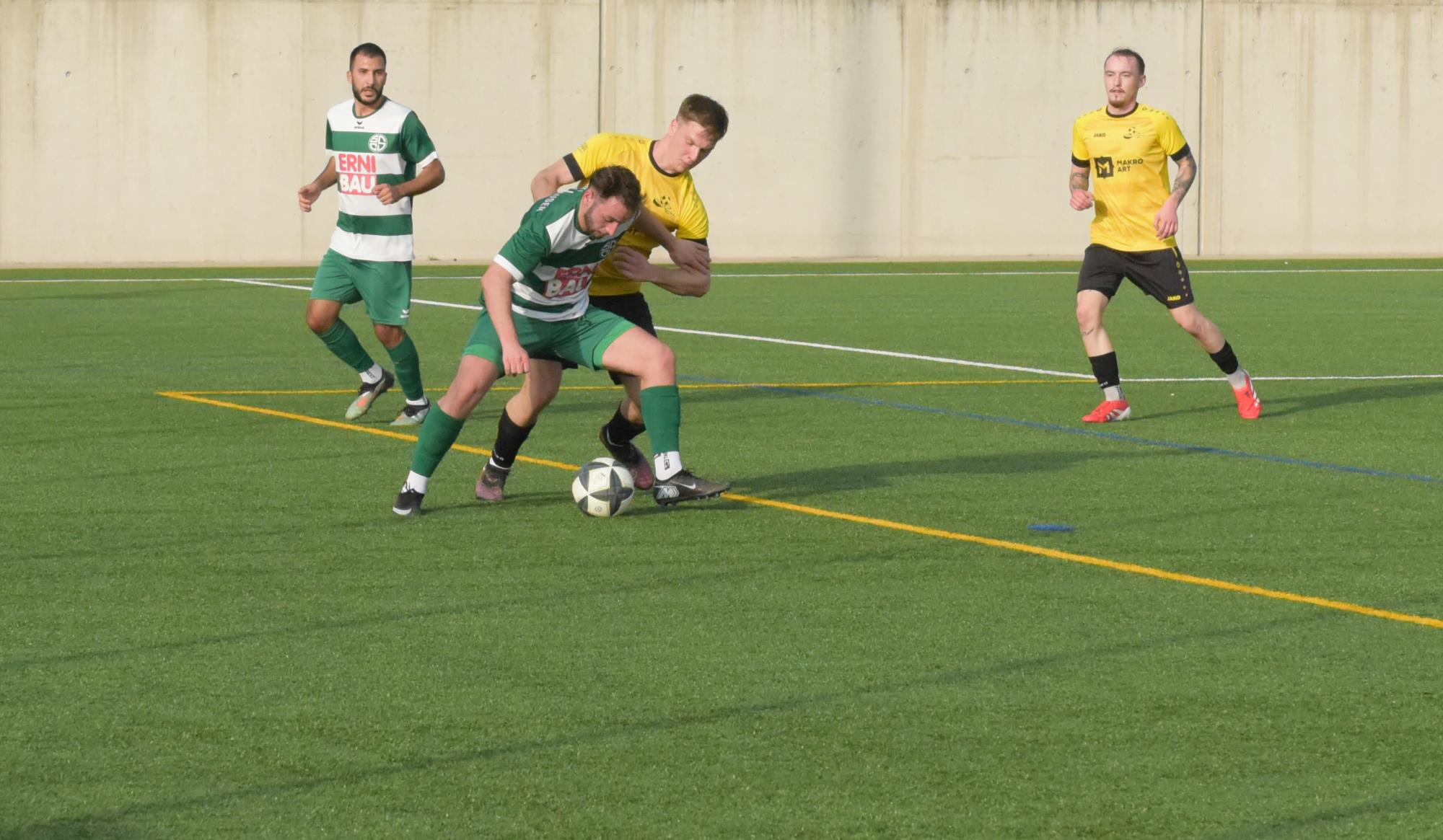 Grosswangen-Ettiswil Spieler Elio Schnyder (gelb) im Zweikampf mit dem Steinhauser Uros Draskovic. Foto Michael Wyss