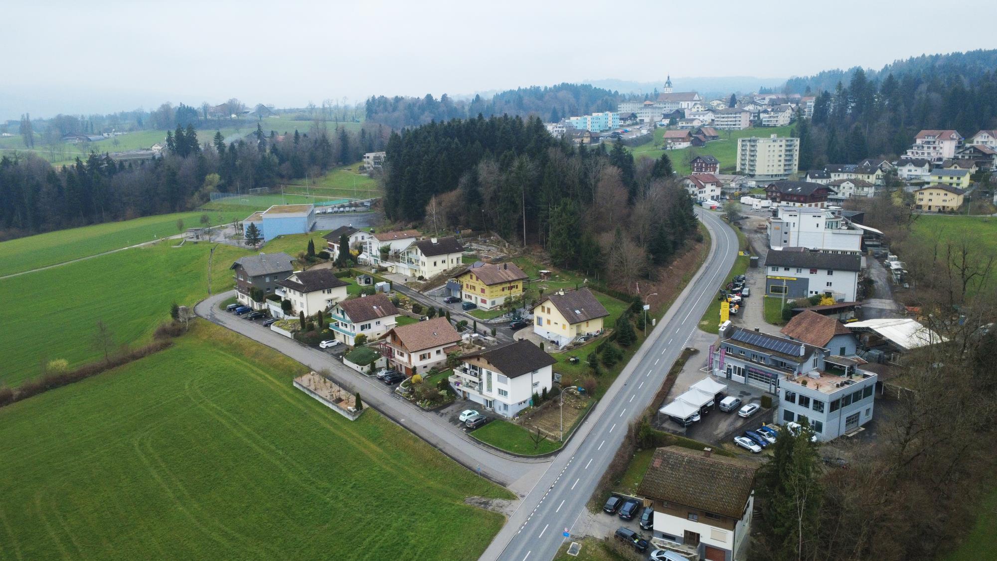 Die Pläne für einen Schulhaus-Neubau bei der Schulanlage Rotbach (im Bild links oben) stocken weiterhin. Grund dafür ist die Zufahrt zum Areal. Weil sich die Gemeinde Neuenkirch mit einzelnen Anwohnenden im Halde-Quartier (Bildmitte) nicht auf eine temporäre Baustellenstrasse einigen konnte, lässt der Gemeinderat nun ein offizielles Strassenprojekt ausarbeiten. Und nimmt damit auch einen möglichen Rechtsstreit in Kauf. Foto Stefan Schmid