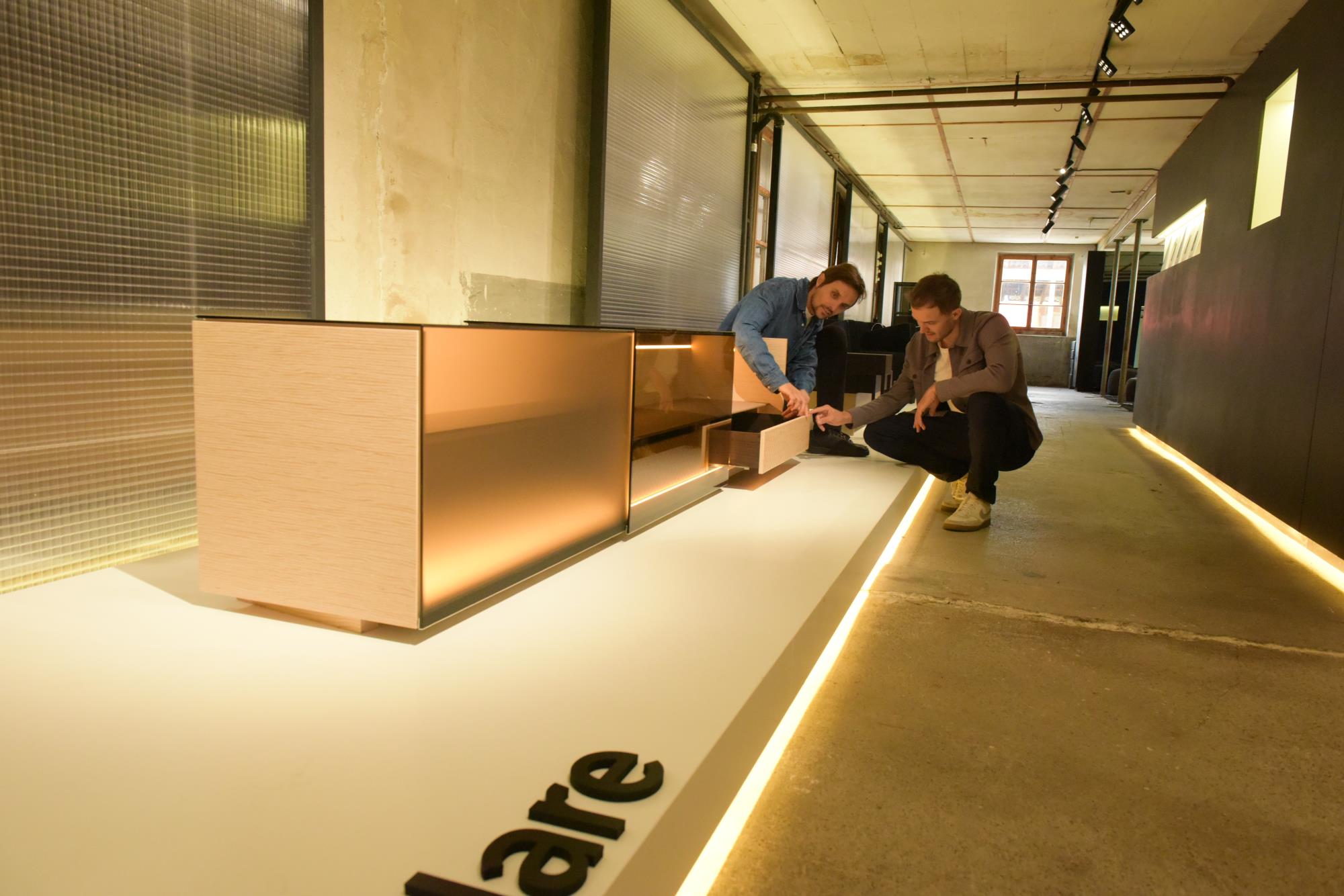 Samuel Duss (links) und Matthäus Felder besichtigen im Show-Room in Grosswangen ihre Kollektion. Foto Michael Wyss