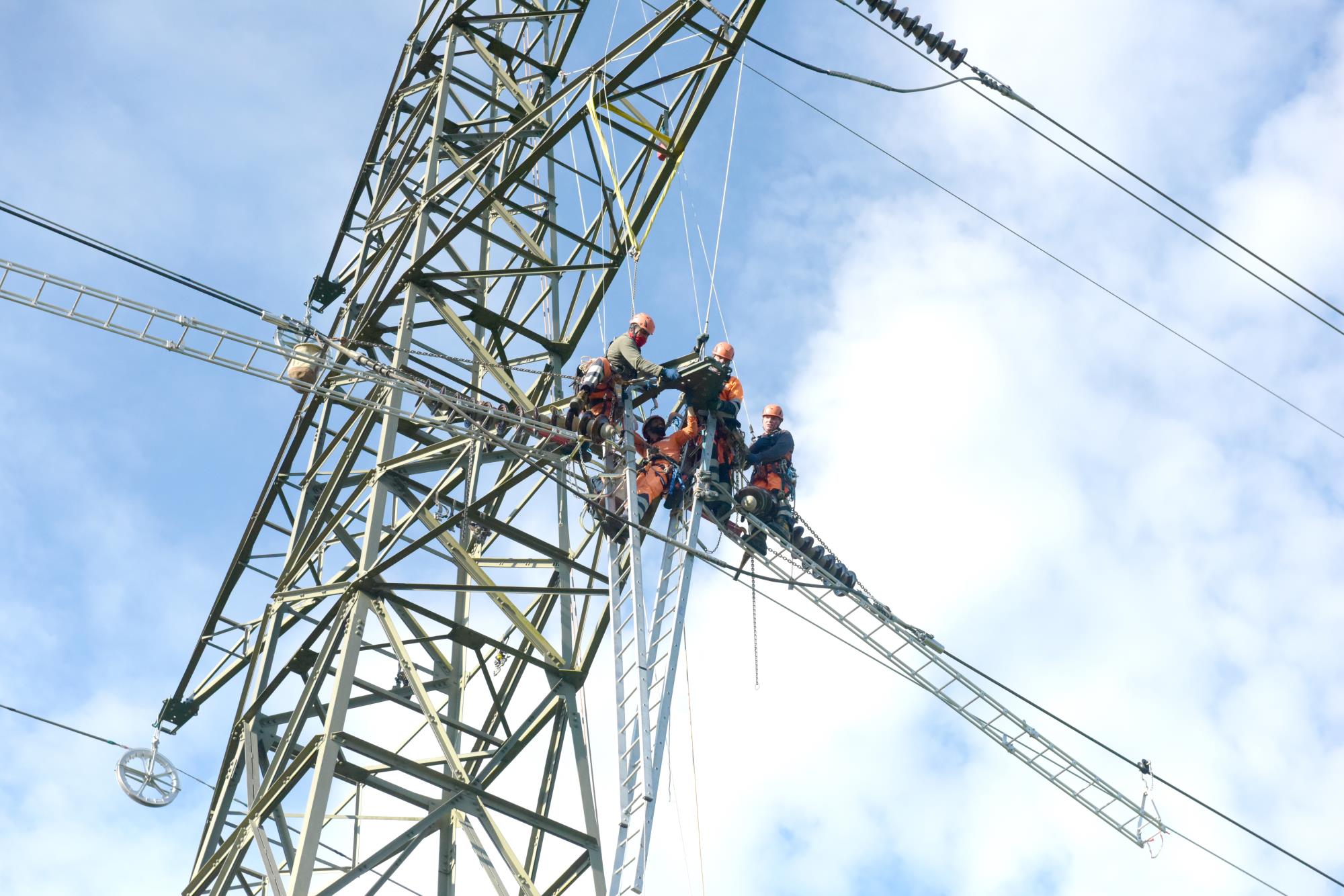 Die Firma Swissgrid erneuert die Höchstspannungsleitung zwischen Wynigen (Bern) und Mettlen in Eschenbach (Luzern). Am Freitag wurde im Gebiet Brüggere in Buttisholz am Leitungsnetz gearbeitet. Foto Michael Wyss
