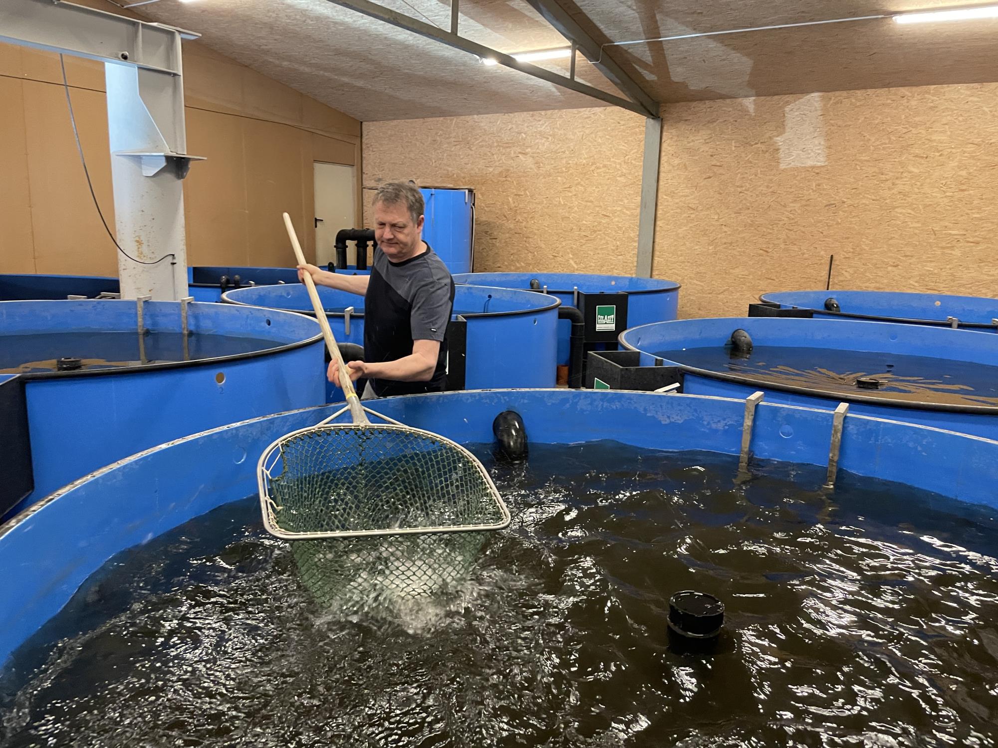 Landwirt Markus Fischer entwickelte das ausgeklügelte Kreislaufsystem mit Mini-Kläranlage selber. Fotos Stefan Schmid