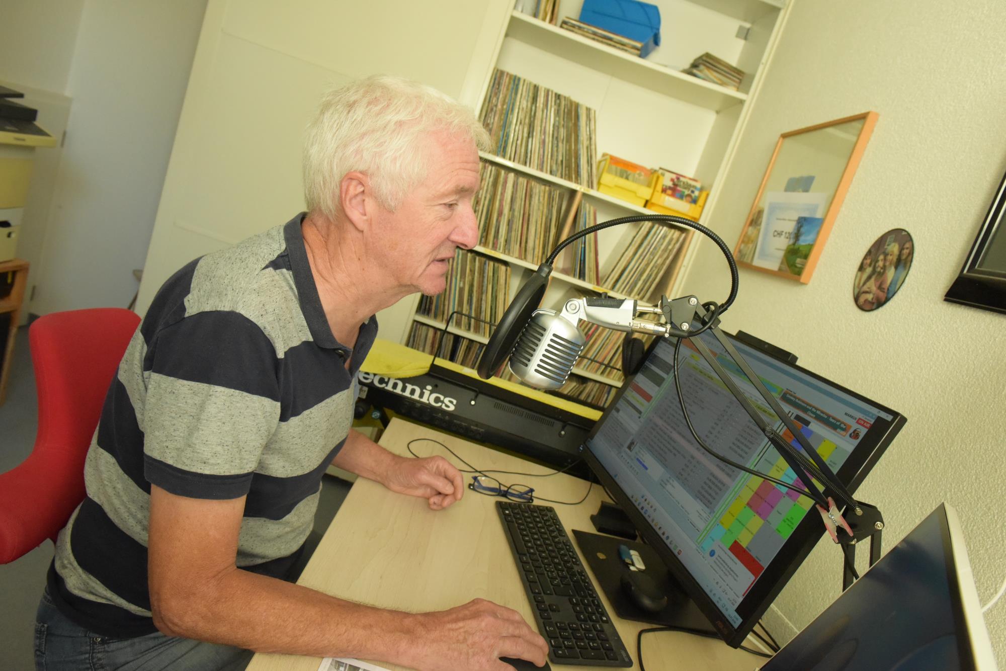Markus Bünder auf Sendung mit  seinem Digitalradio «Radiokiosk6017". Foto Michael Wyss