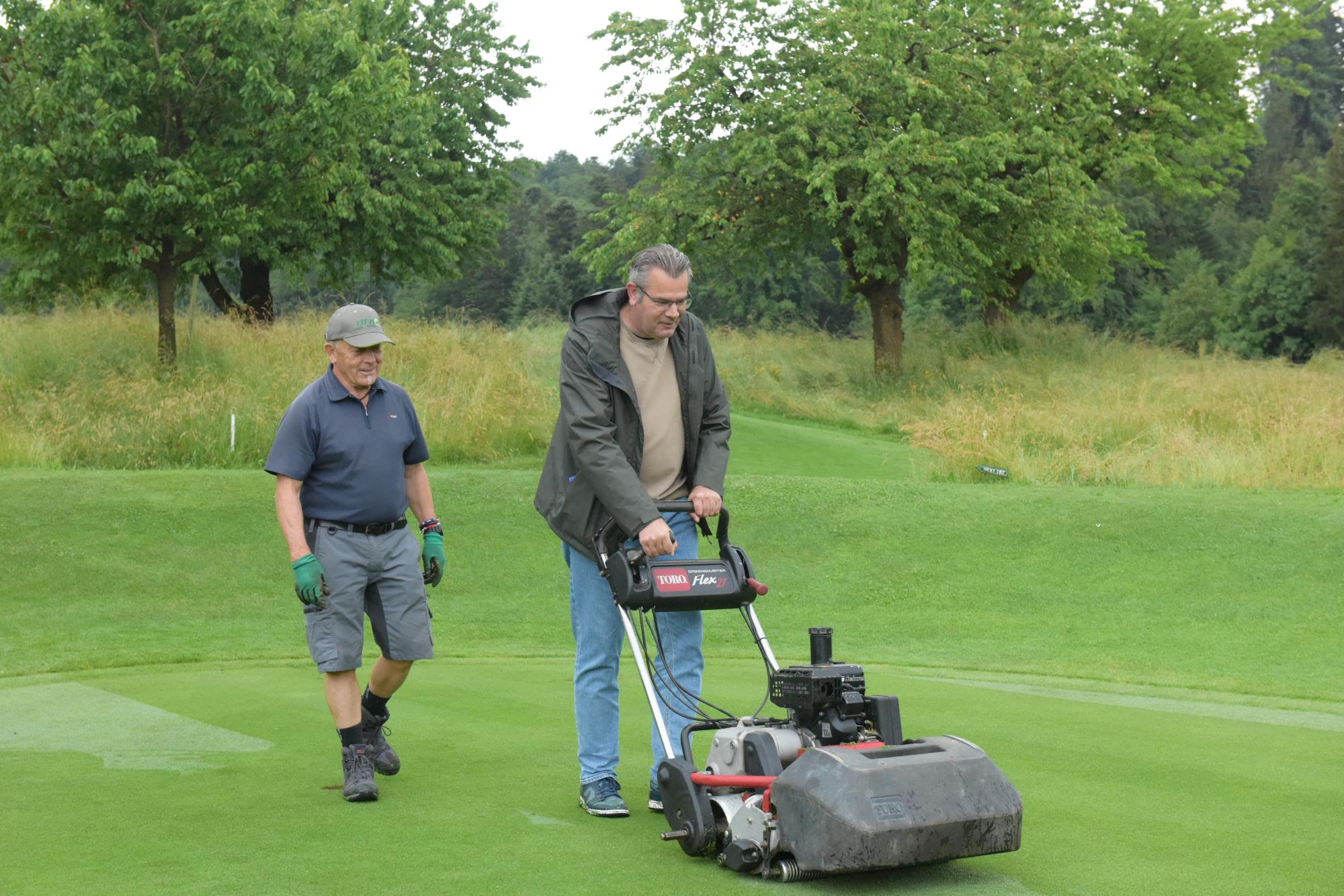 Redaktor Michael Wyss versucht sich als Greenkeeper. Foto zVg