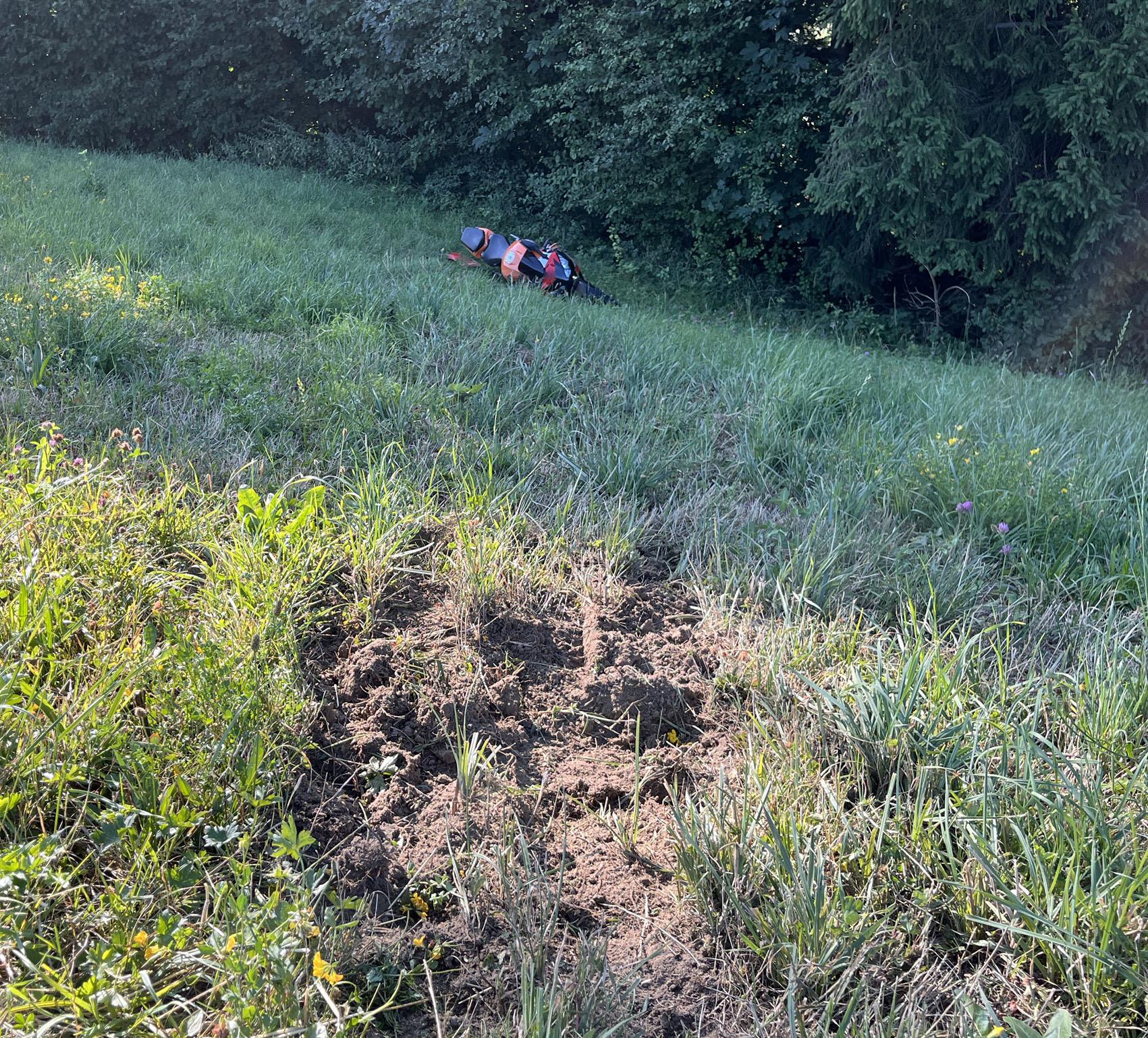 Der Motorradfahrer rutschte eine Böschung hinunter. Foto Luzerner Polizei
